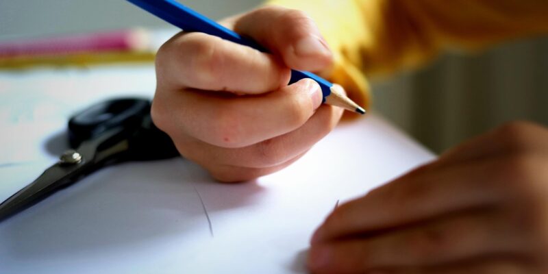 Wie ich gelernt habe, meine Kinder für Hausaufgaben zu motivieren – ohne Tränen (meistens)